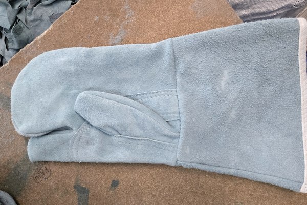 Leather welding mitt